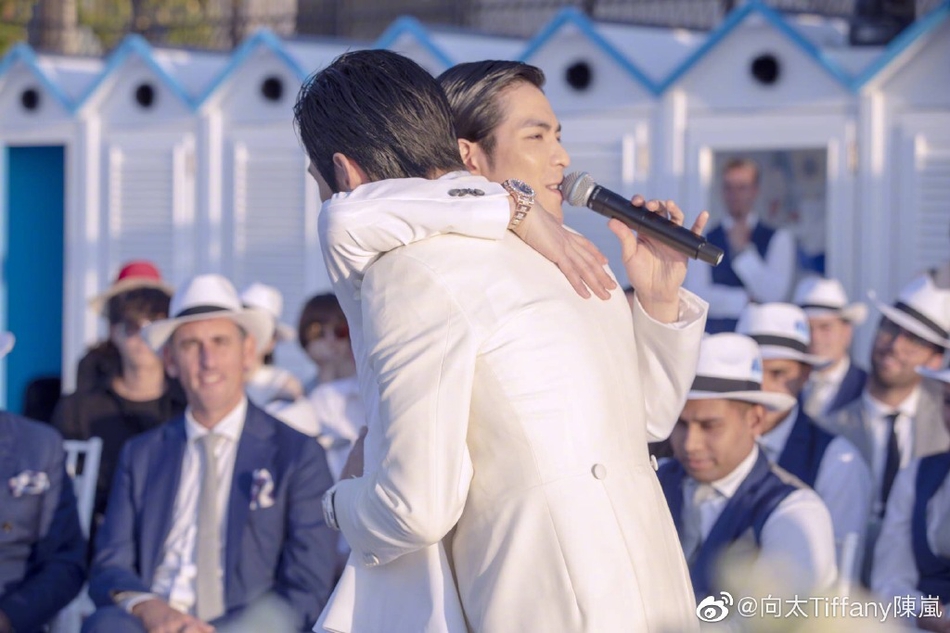 「奇趣网」向佐郭碧婷婚礼现场照曝光 甜蜜灿笑幸福温馨