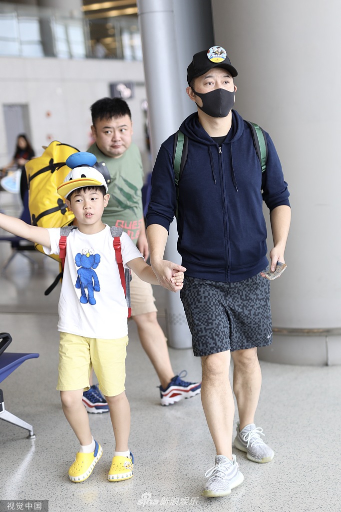 组图：沙溢一家人出游尽显度假风 小鱼儿"戏精"附体搞怪翻白眼