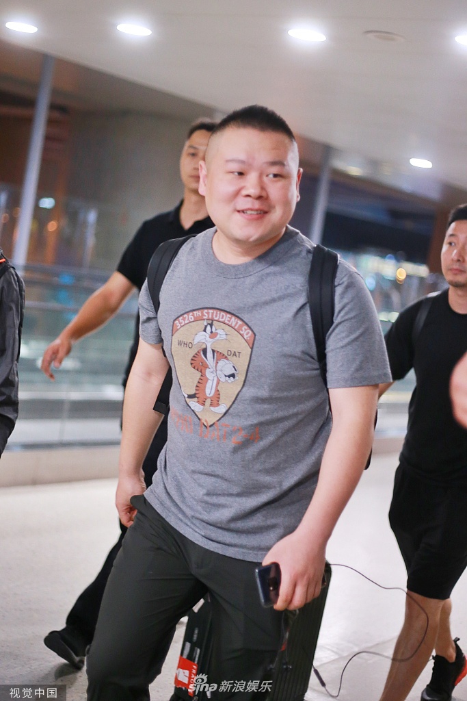 组图岳云鹏机场被迫营业超萌比耶小表情透露得意超可爱