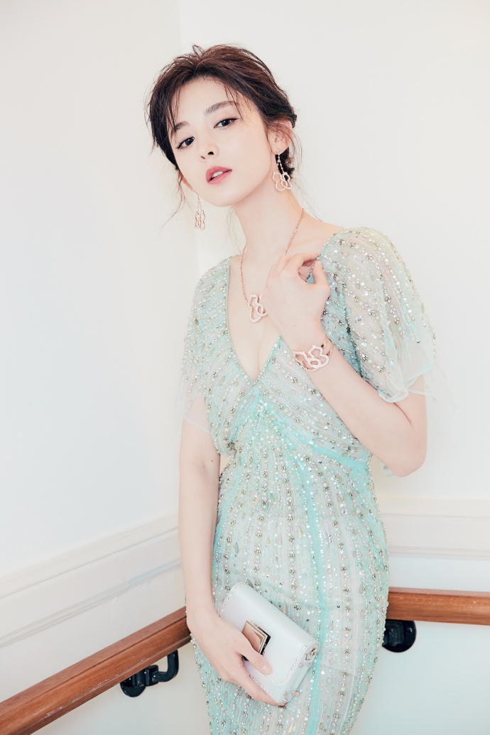 古力娜扎脱内衣服_古力娜扎凸内衣服(2)