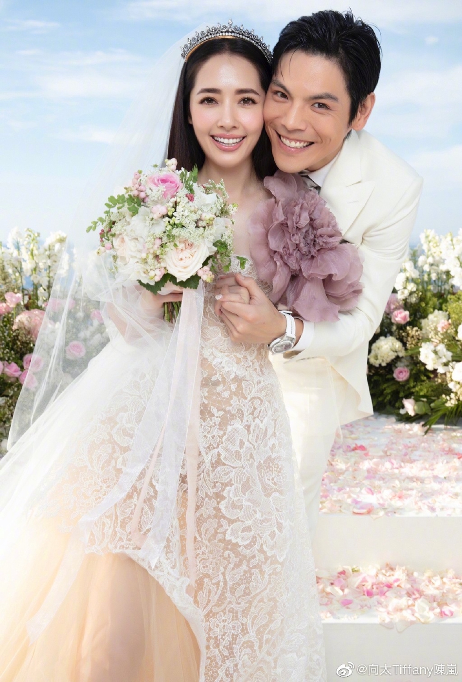 「奇趣网」向佐郭碧婷婚礼现场照曝光 甜蜜灿笑幸福温馨