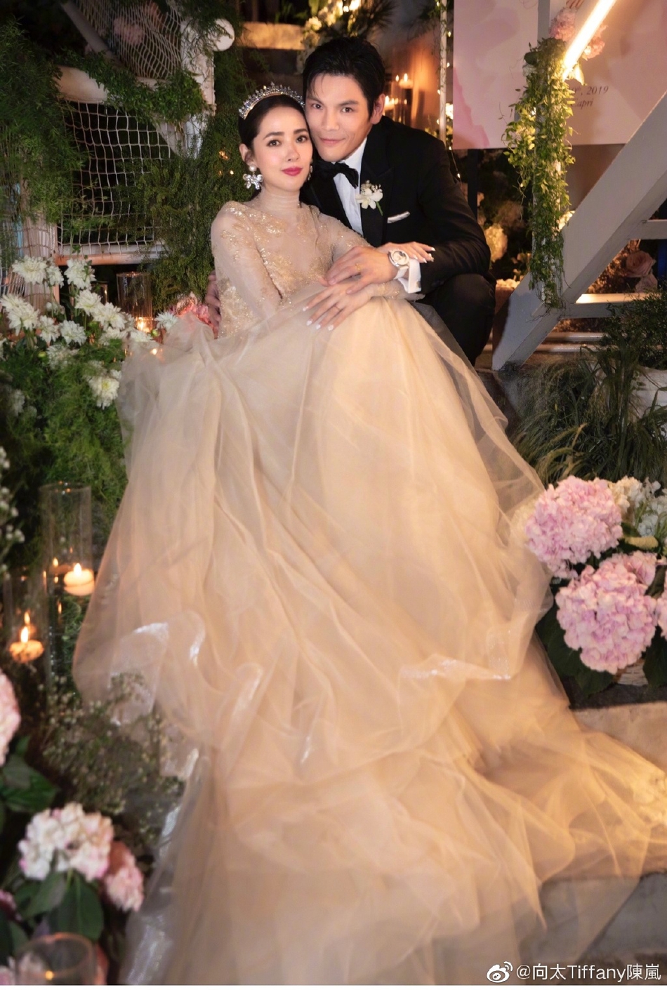 「奇趣网」向佐郭碧婷婚礼现场照曝光 甜蜜灿笑幸福温馨