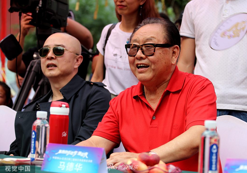 组图：师徒同框！"唐僧"徐少华与"八戒"马德华合体观战猴王争霸