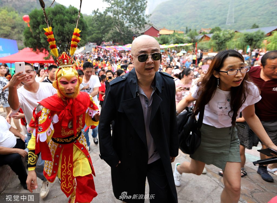组图：师徒同框！"唐僧"徐少华与"八戒"马德华合体观战猴王争霸