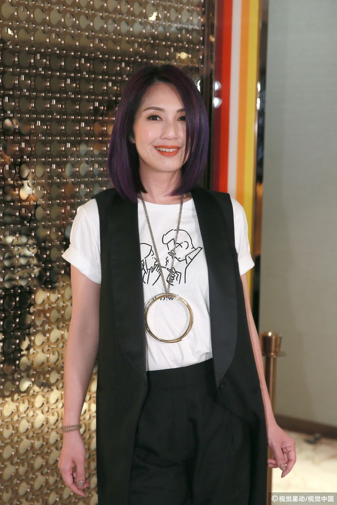 杨千嬅紫色短发似白领显干练 卖萌比耶童心未泯