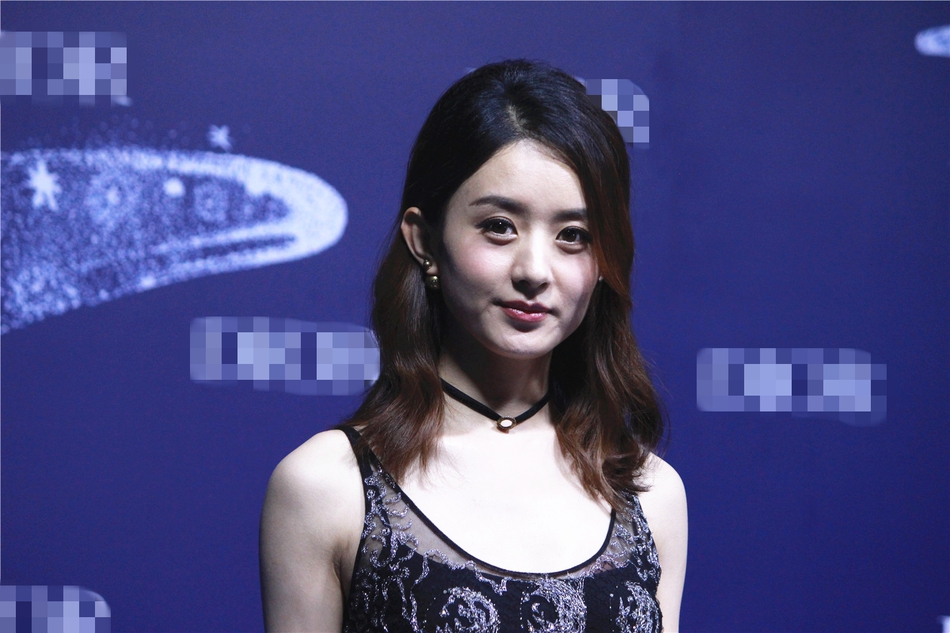 赵丽颖Baby何穗同台比美 露幸感酥胸秀修长美腿 风格偶像 图1