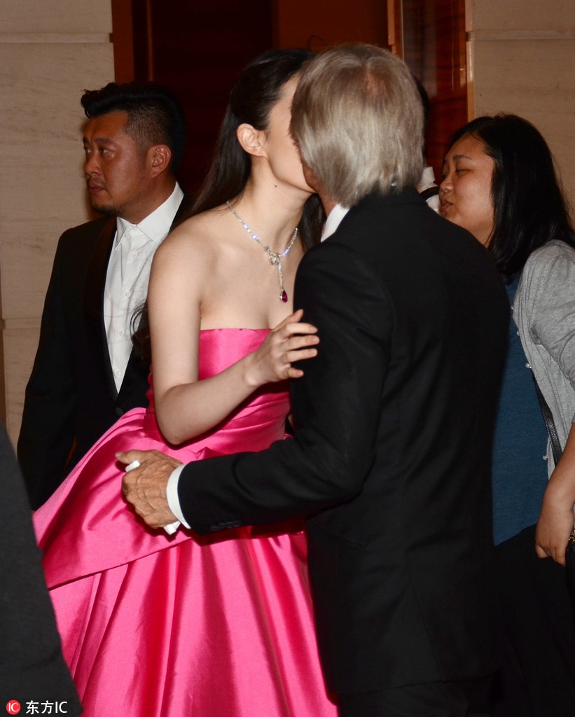 上海国际电影节 刘亦菲后台与老外零距离贴面热聊