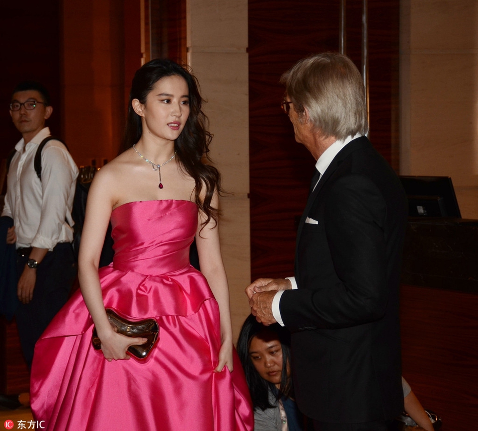 上海国际电影节 刘亦菲后台与老外零距离贴面热聊