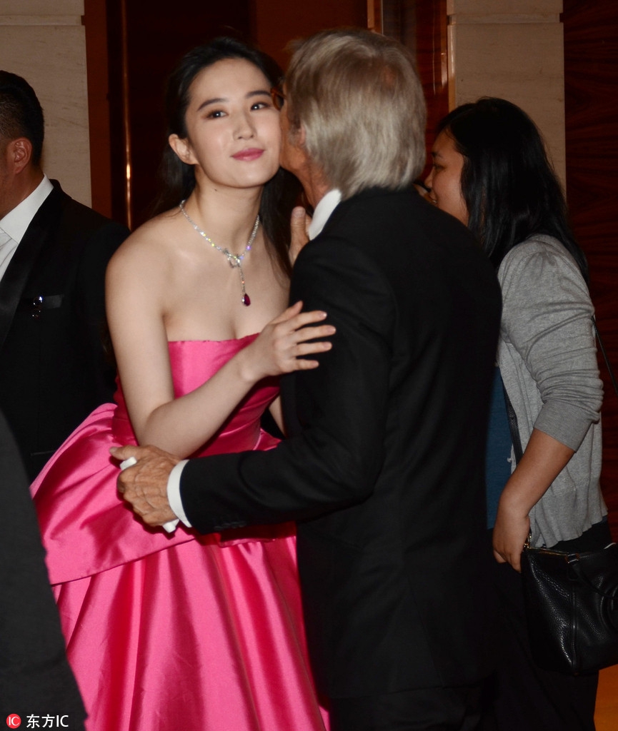 上海国际电影节 刘亦菲后台与老外零距离贴面热聊