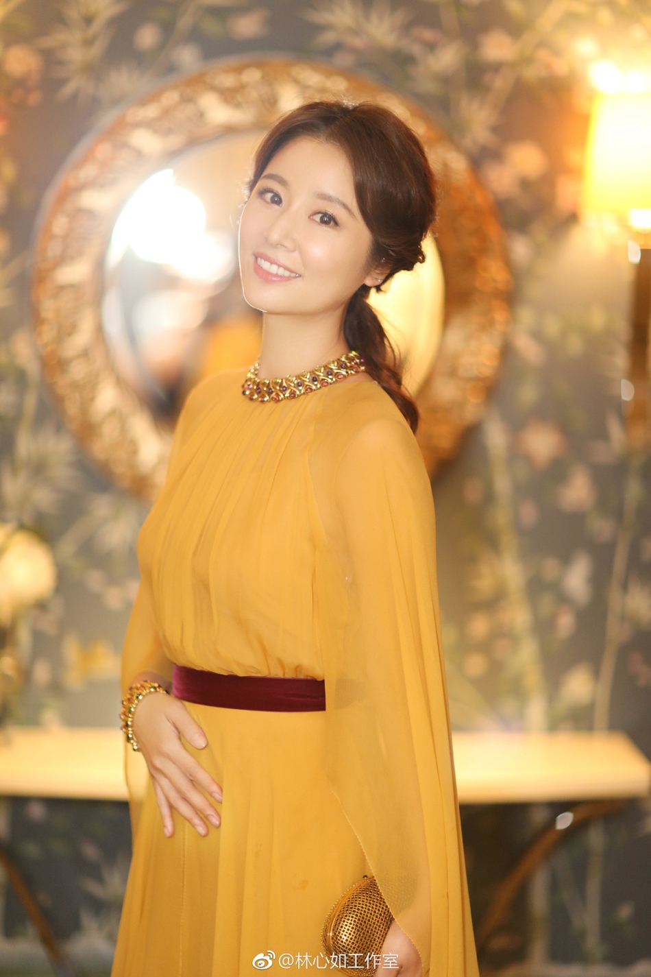 辣妈林心如一身金黄高贵典雅 手握香槟气场全开 视觉美图 图3