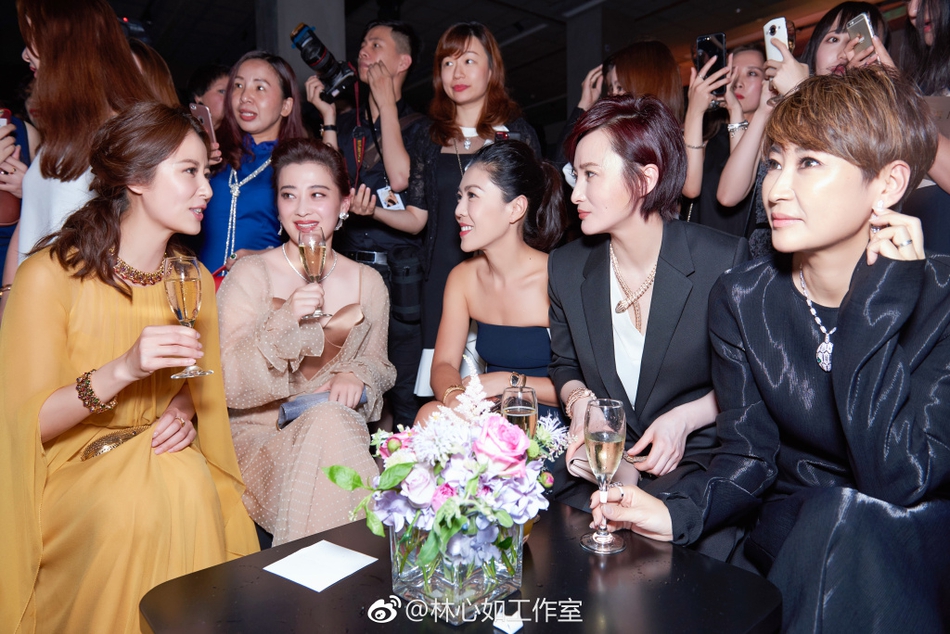辣妈林心如一身金黄高贵典雅 手握香槟气场全开 视觉美图 图1