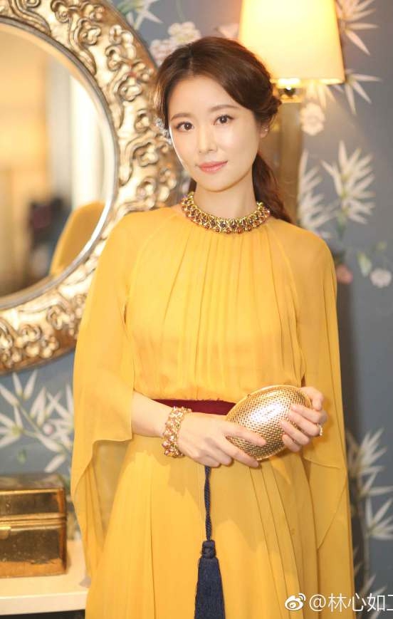 辣妈林心如一身金黄高贵典雅 手握香槟气场全开 视觉美图 图6