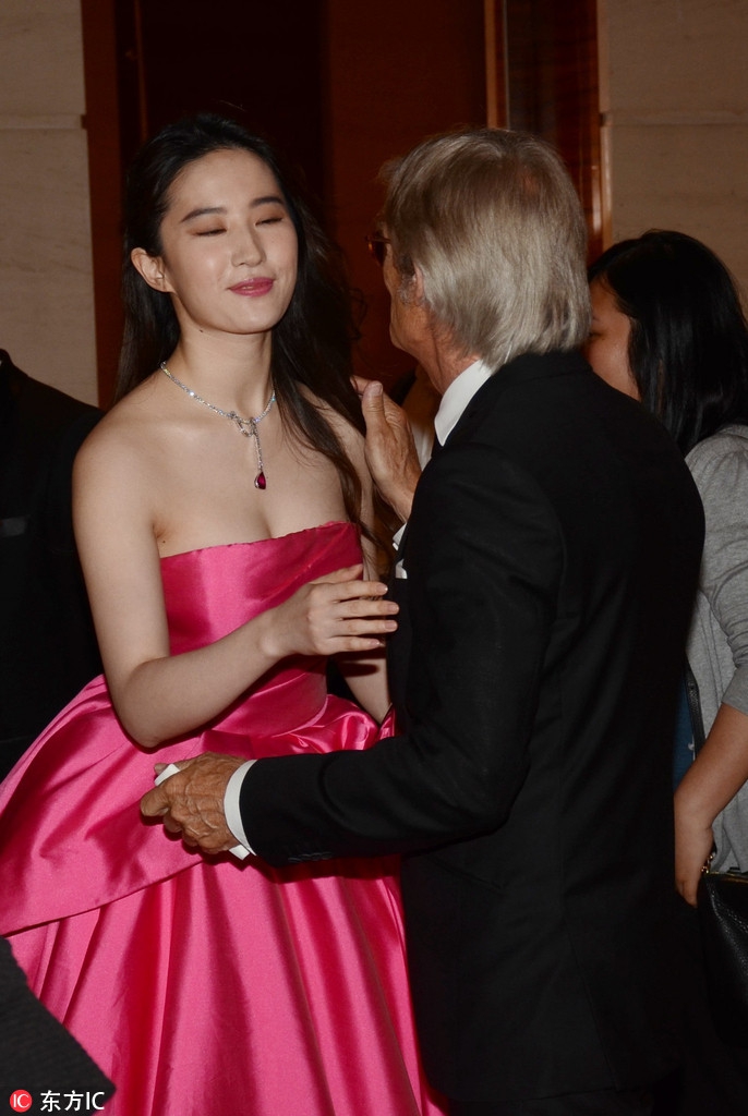 上海国际电影节 刘亦菲后台与老外零距离贴面热聊