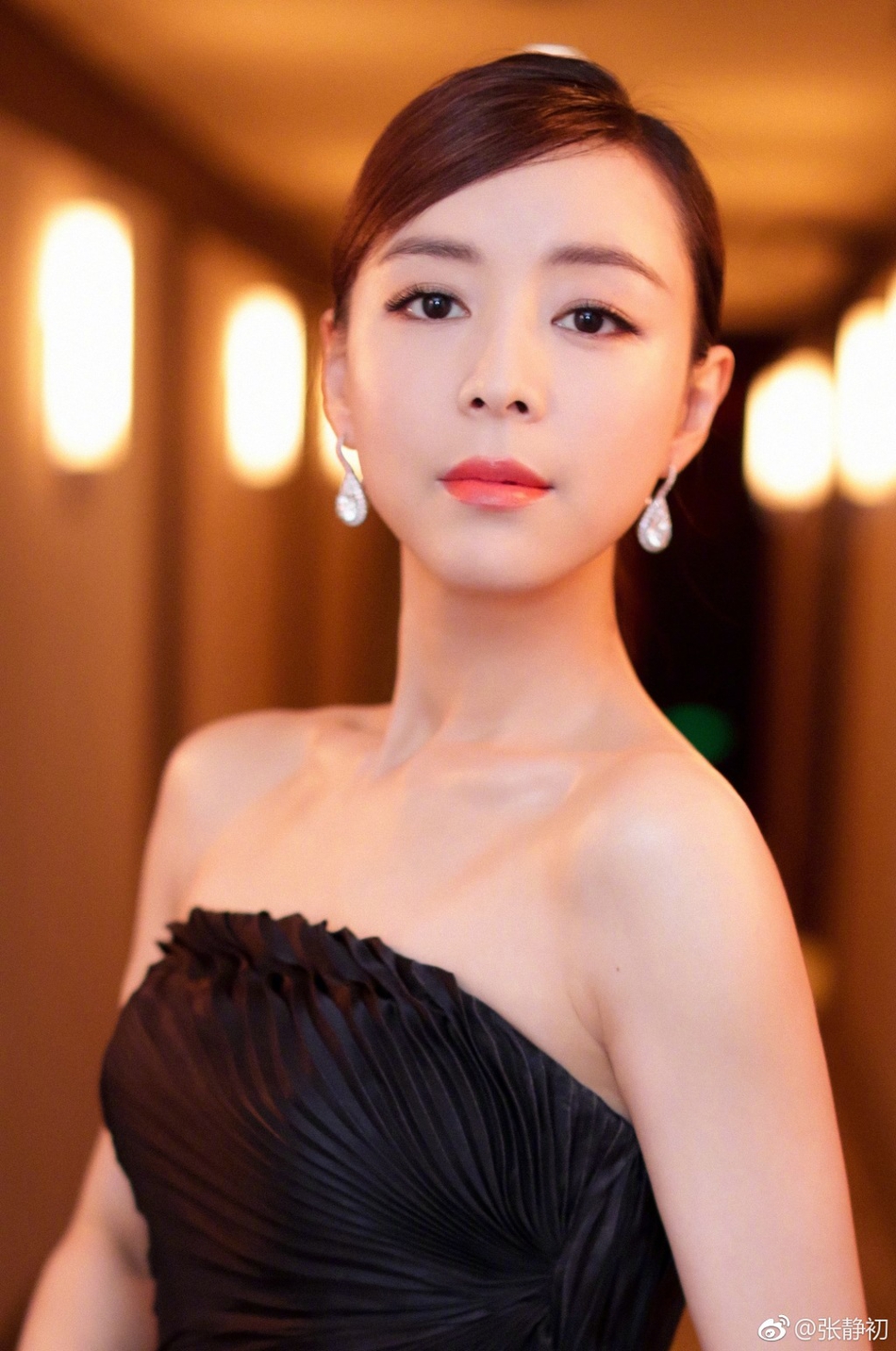 张静初抹胸长裙秀性感 坐卧铺敷面膜满桌零食