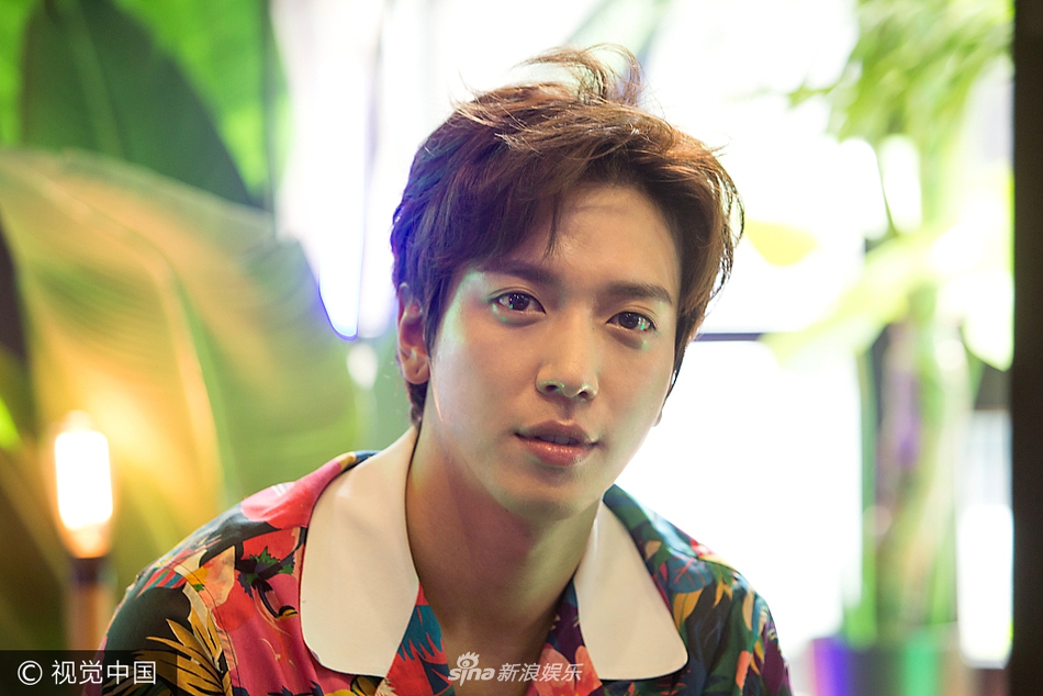 郑容和穿花衬衫秀大长腿 笑容阳光眼神撩人