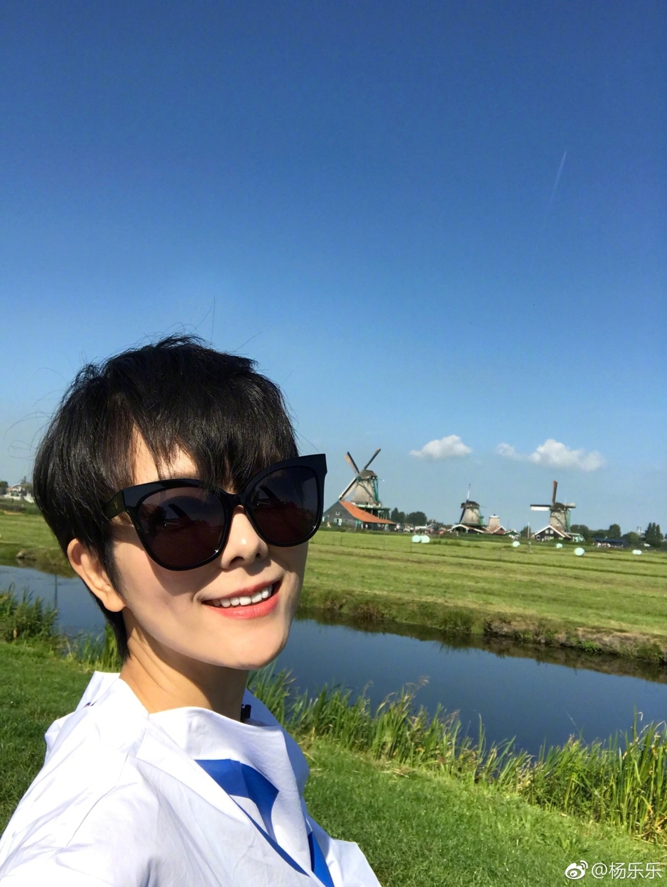 汪涵娇妻杨乐乐晒美照 皮肤白皙知性优雅