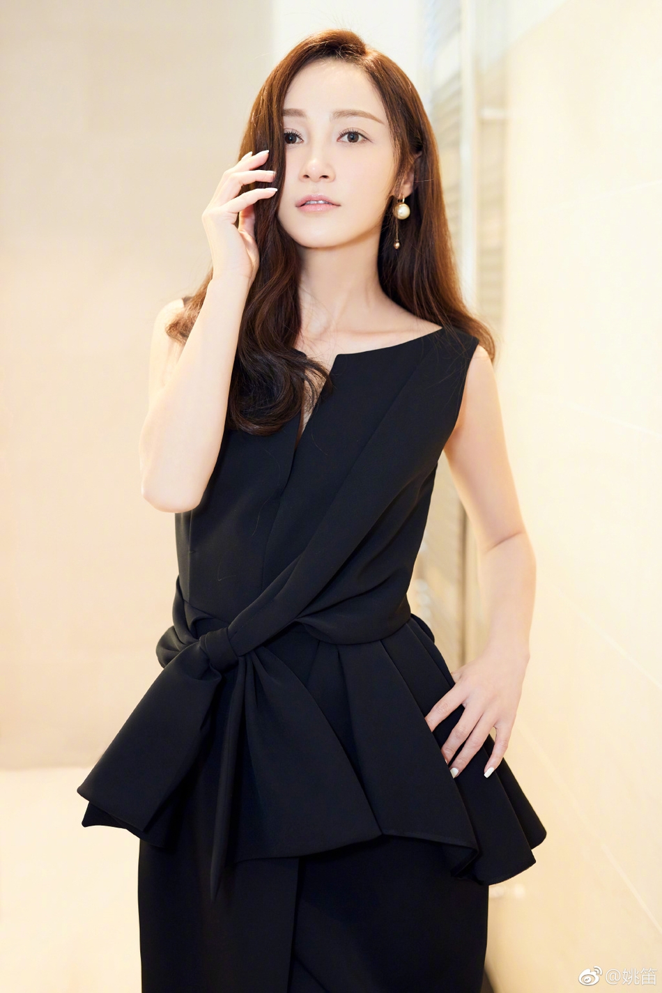 姚笛一袭黑裙清新动人 乖巧可爱似少女