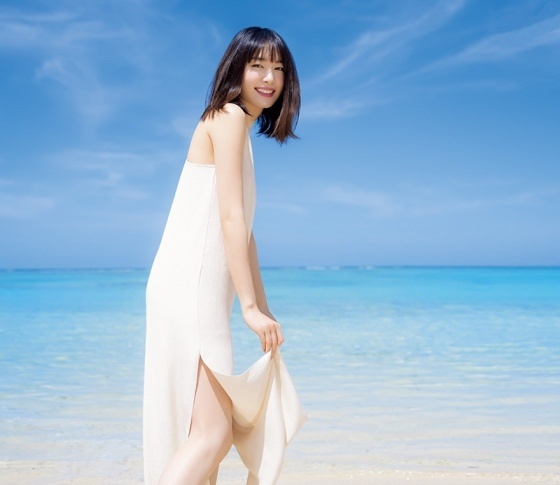 组图：新垣结衣海边清新写真照曝光 小露香肩再现"斩男笑"