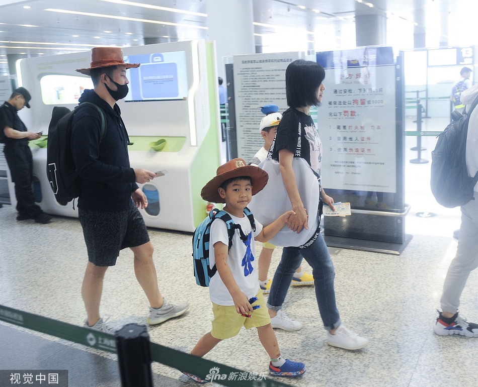 组图：沙溢一家人出游尽显度假风 小鱼儿"戏精"附体搞怪翻白眼