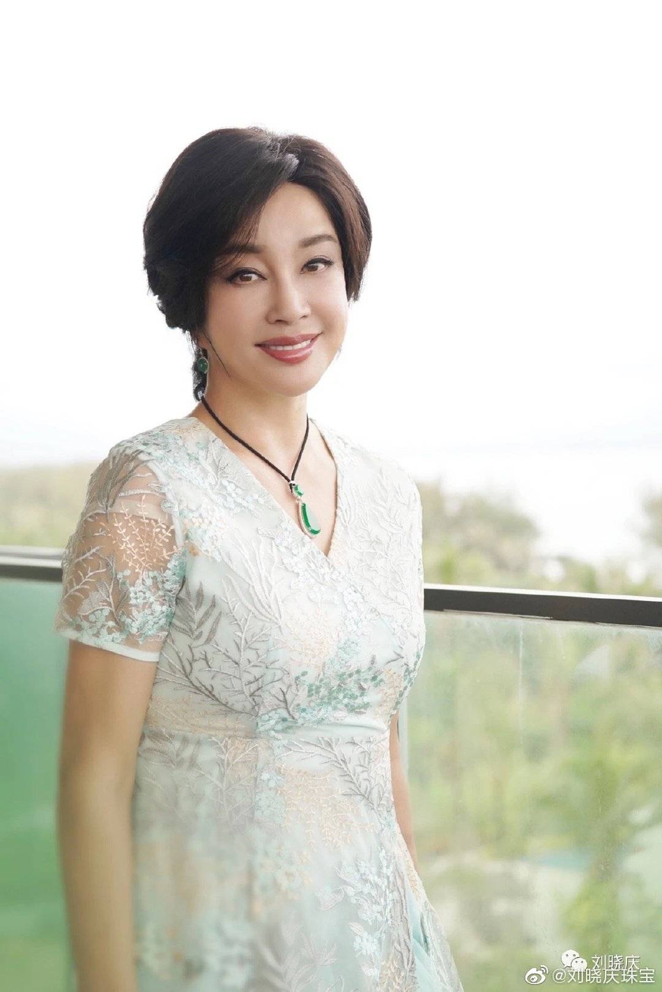 组图:63岁刘晓庆穿绿色镂空裙配运动鞋 戴翡翠首饰显高雅气质