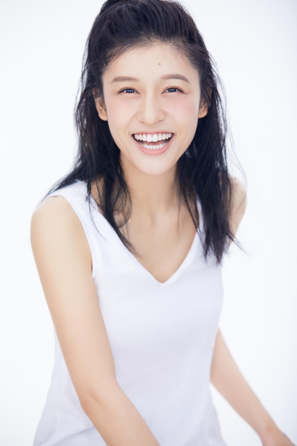 组图:演员李昳晨性感写真曝光 肤白貌美长腿抢眼