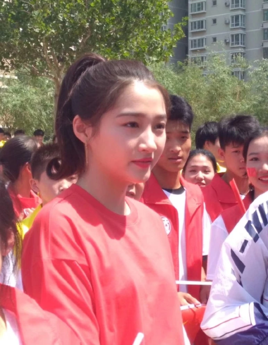 组图：关晓彤扎高马尾清爽又活力 红T恤配白短裙长腿吸睛