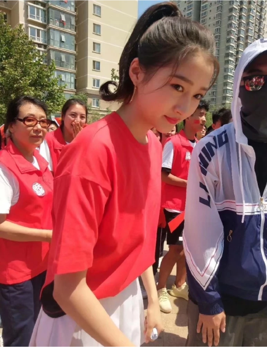 组图：关晓彤扎高马尾清爽又活力 红T恤配白短裙长腿吸睛