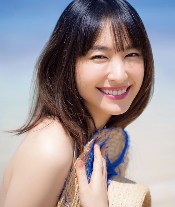 组图：新垣结衣海边清新写真照曝光 小露香肩再现"斩男笑"