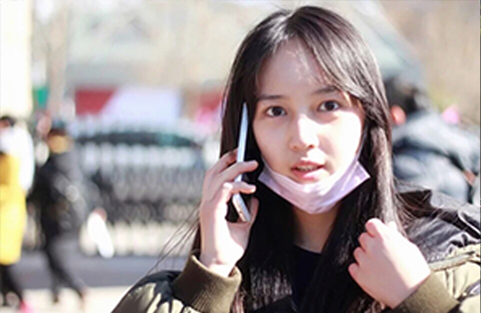 女子扒人口罩_戴口罩的人简笔画(2)