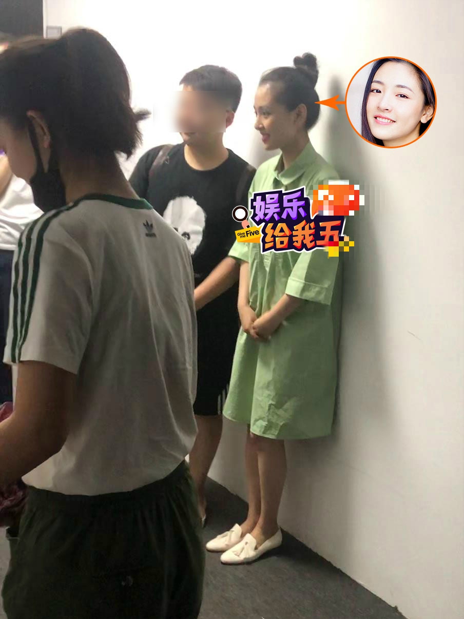 组图:恋情实锤?吴倩张雨剑亲密拥抱上演摸头杀