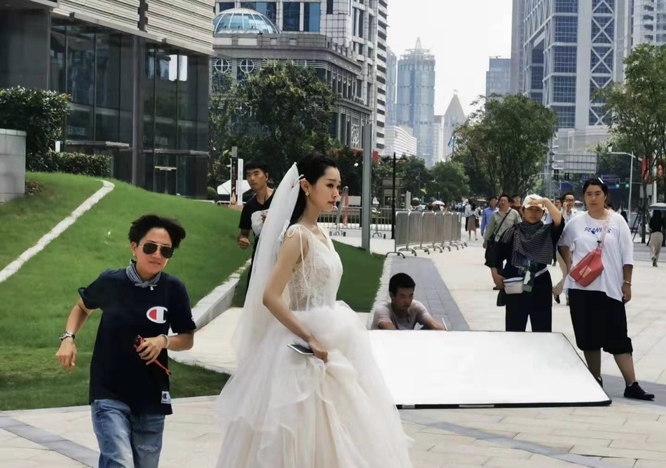 街边婚纱照_婚纱照蹲街边喝可乐(2)