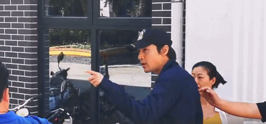 【奇趣网】胡歌现身中传打扮低调 遭大批迷妹围观合影亲切十足