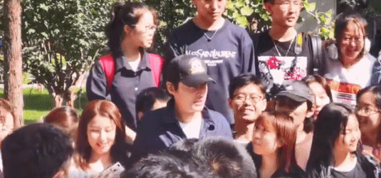 【奇趣网】胡歌现身中传打扮低调 遭大批迷妹围观合影亲切十足