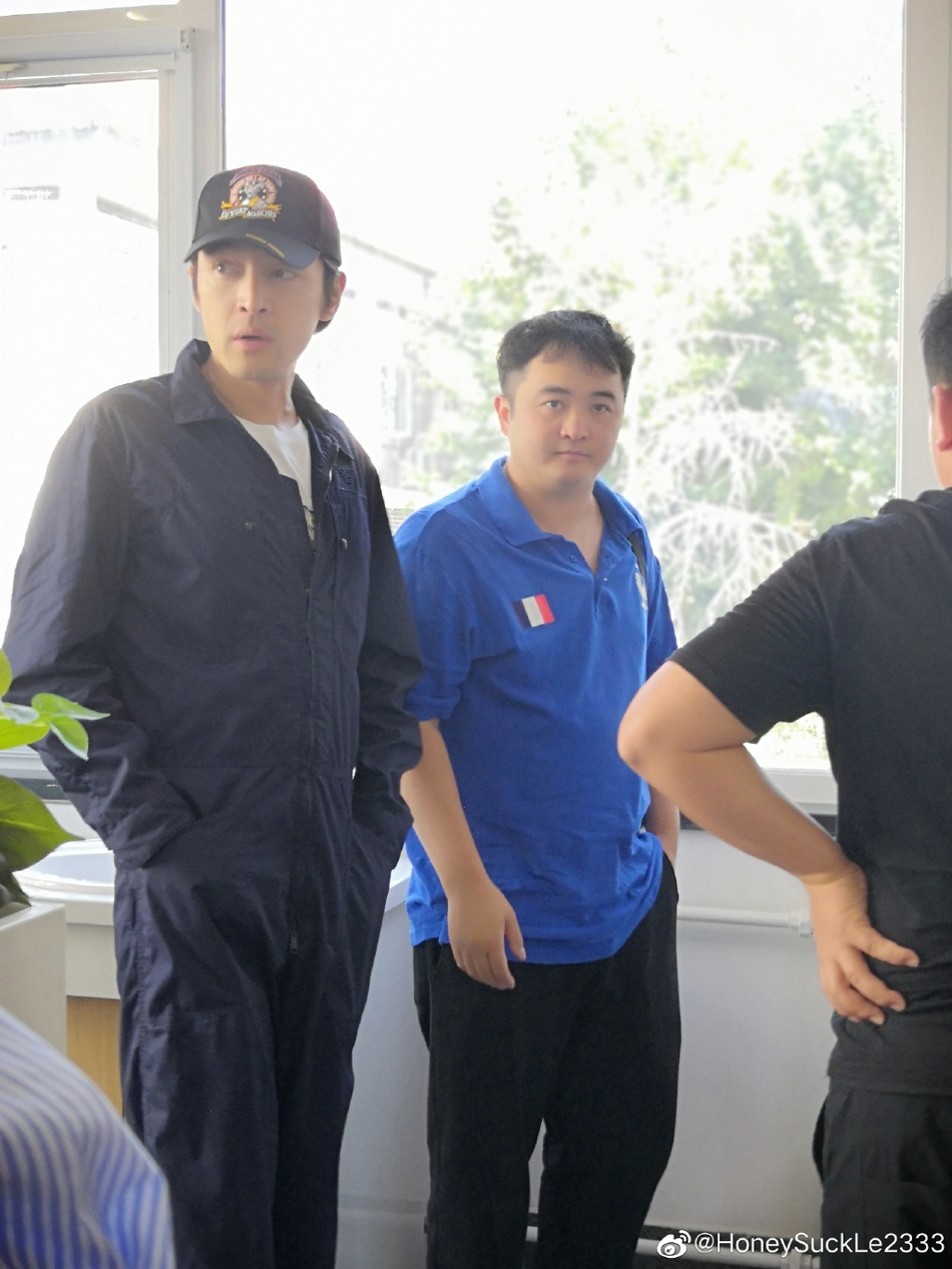 【奇趣网】胡歌现身中传打扮低调 遭大批迷妹围观合影亲切十足