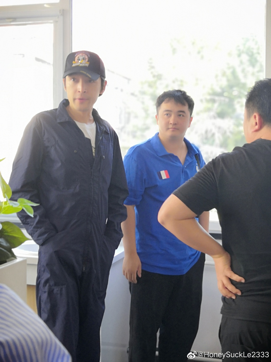 【奇趣网】胡歌现身中传打扮低调 遭大批迷妹围观合影亲切十足