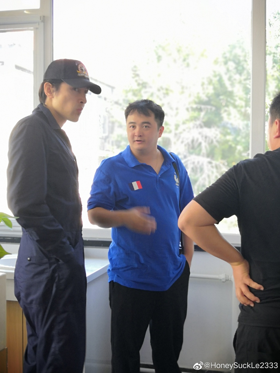 【奇趣网】胡歌现身中传打扮低调 遭大批迷妹围观合影亲切十足