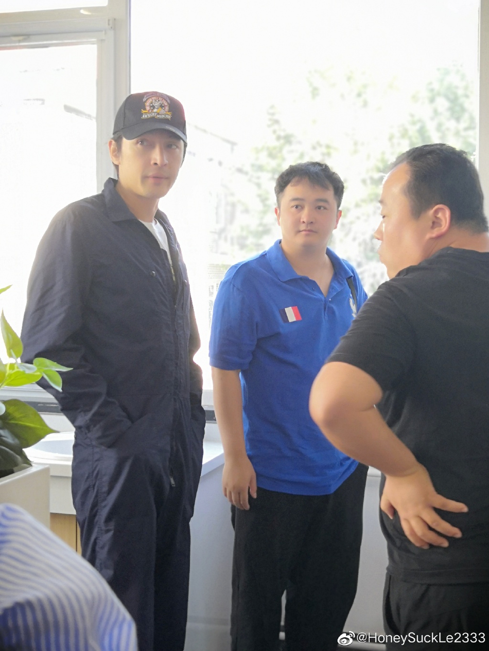 【奇趣网】胡歌现身中传打扮低调 遭大批迷妹围观合影亲切十足