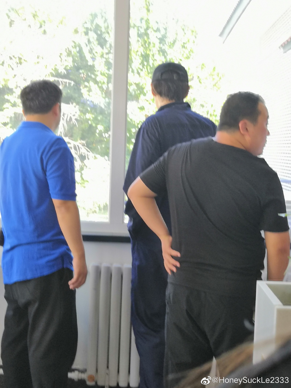 【奇趣网】胡歌现身中传打扮低调 遭大批迷妹围观合影亲切十足