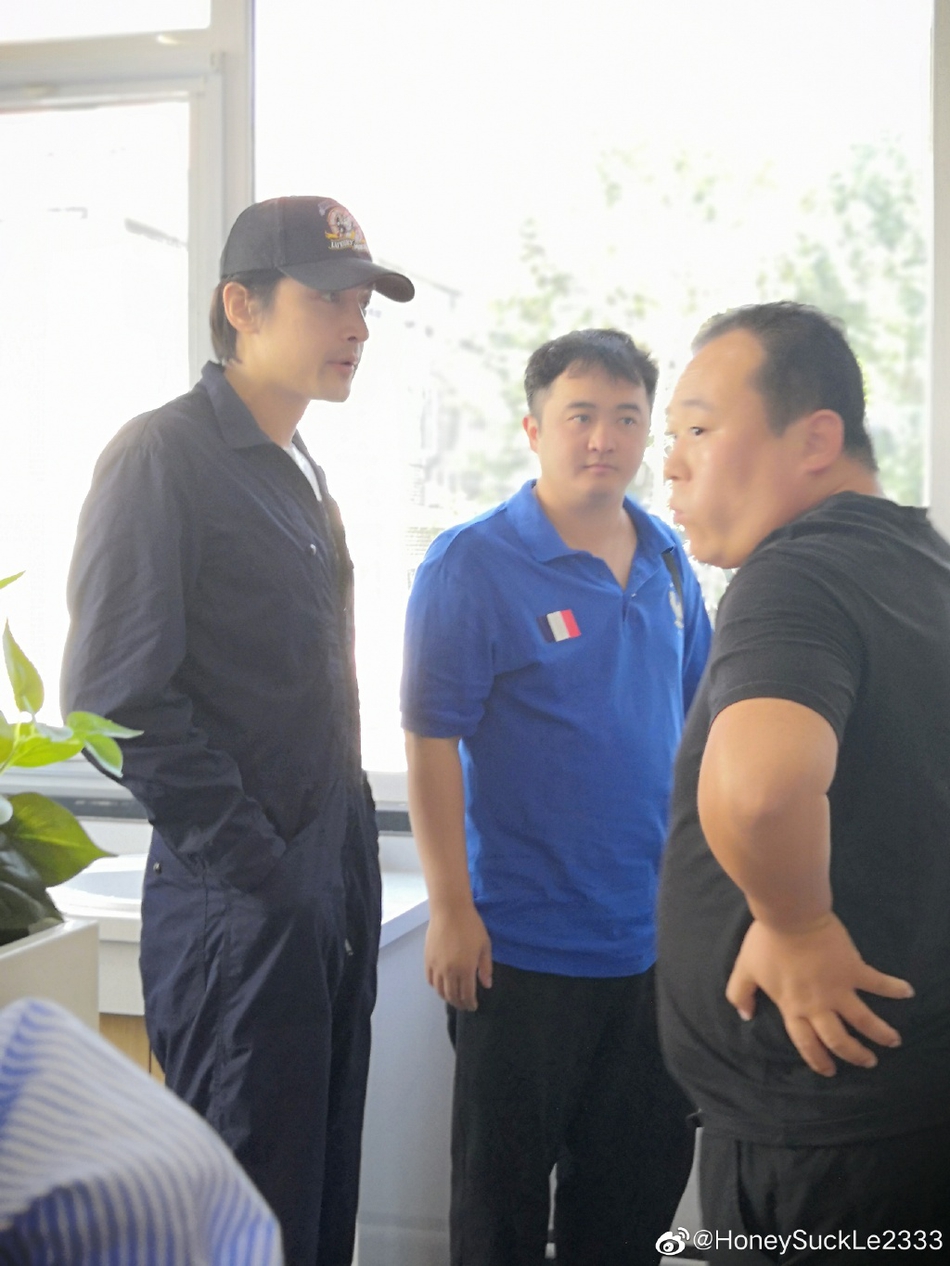 【奇趣网】胡歌现身中传打扮低调 遭大批迷妹围观合影亲切十足