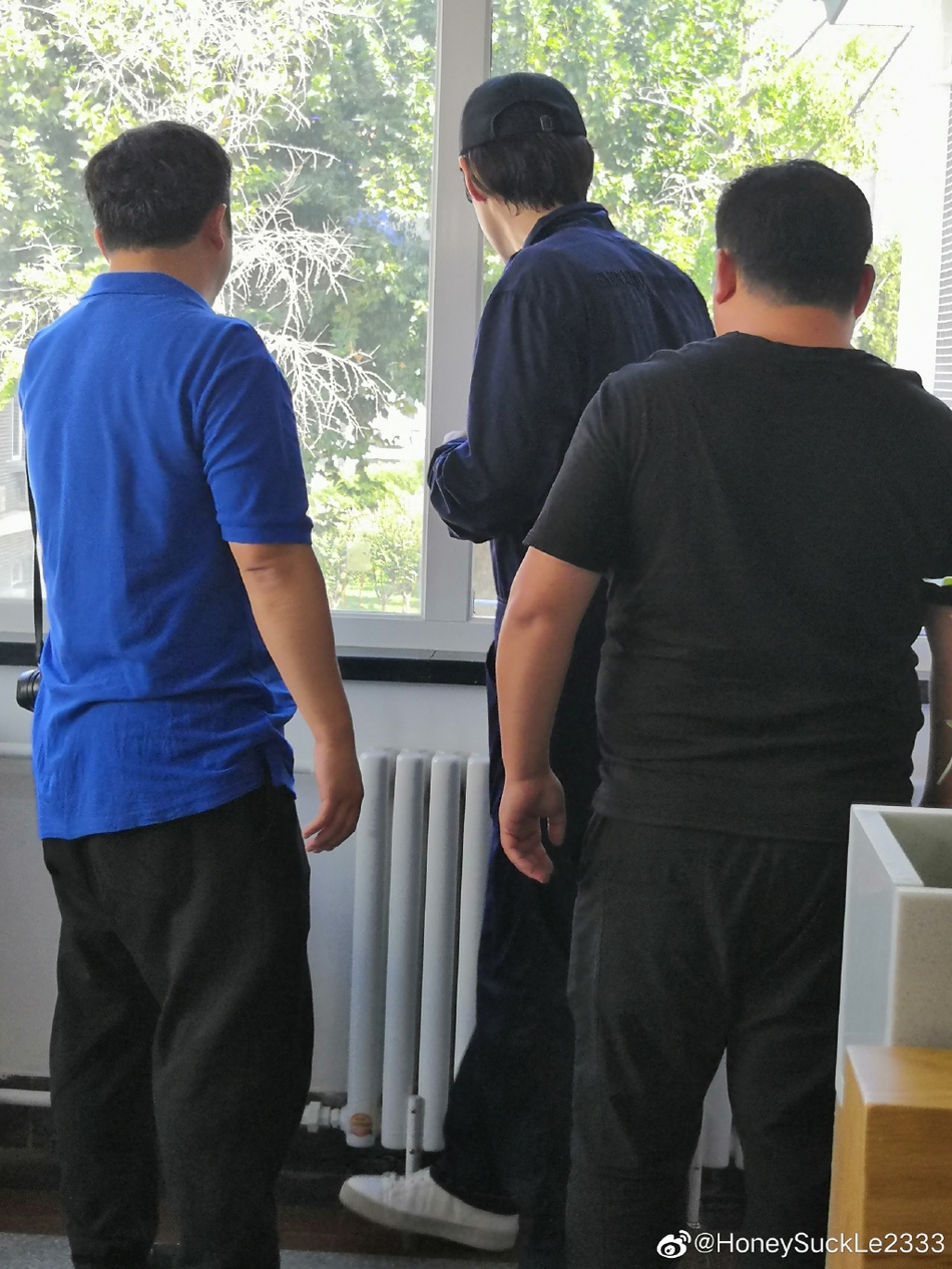 【奇趣网】胡歌现身中传打扮低调 遭大批迷妹围观合影亲切十足