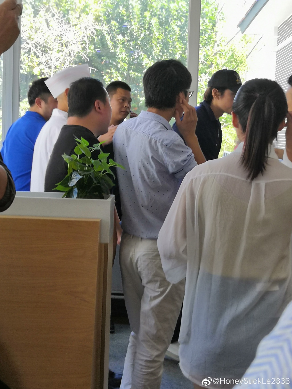 【奇趣网】胡歌现身中传打扮低调 遭大批迷妹围观合影亲切十足