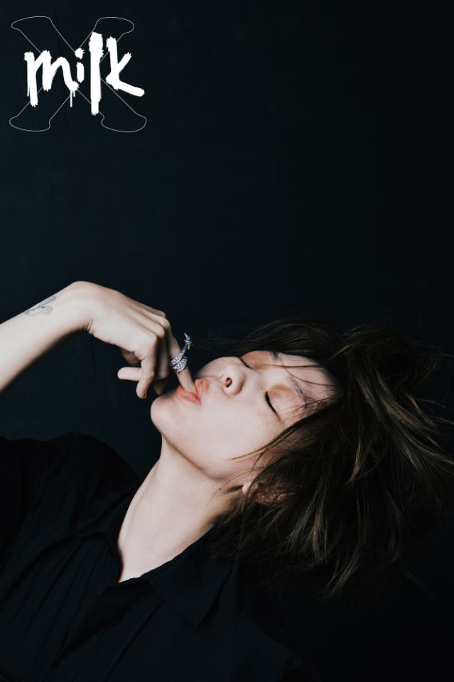 「奇趣网」小S画狂野妆容演绎摇滚形象 勇敢挑战光头造型颜值能打