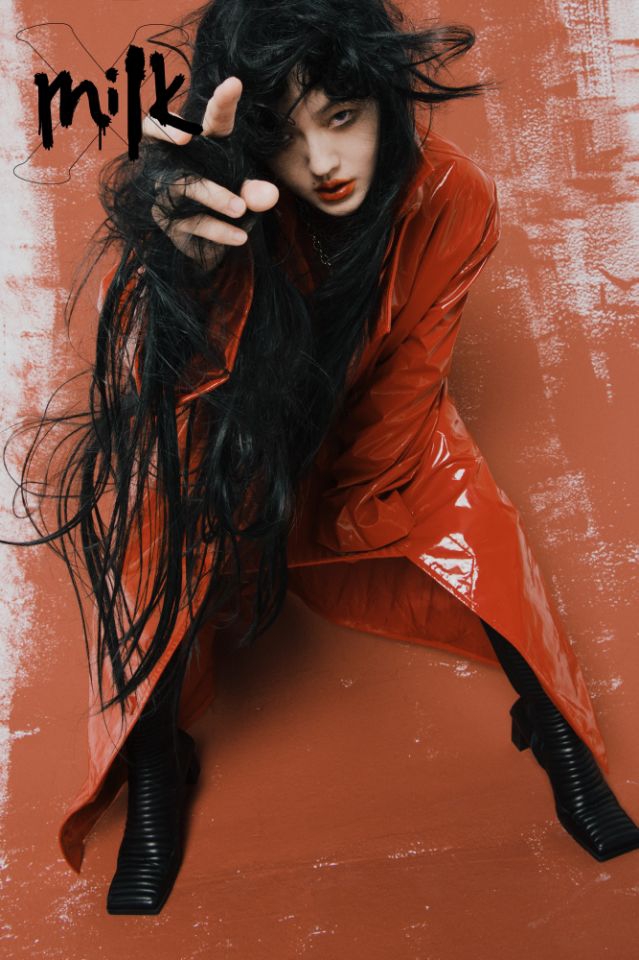 「奇趣网」小S画狂野妆容演绎摇滚形象 勇敢挑战光头造型颜值能打