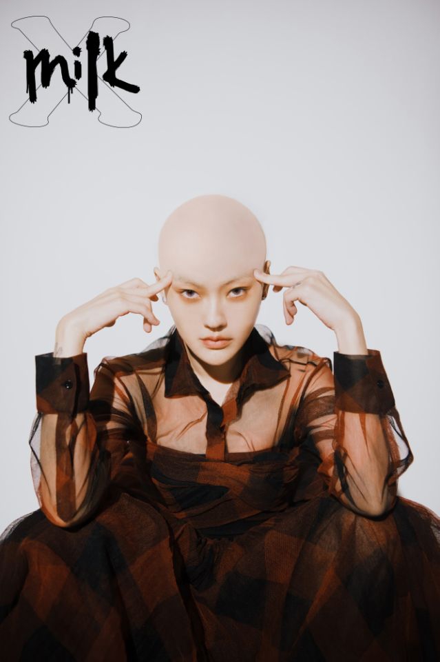 「奇趣网」小S画狂野妆容演绎摇滚形象 勇敢挑战光头造型颜值能打