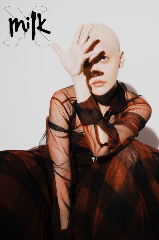 「奇趣网」小S画狂野妆容演绎摇滚形象 勇敢挑战光头造型颜值能打