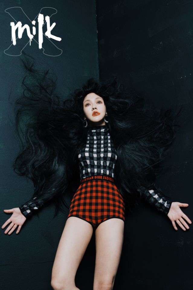 「奇趣网」小S画狂野妆容演绎摇滚形象 勇敢挑战光头造型颜值能打