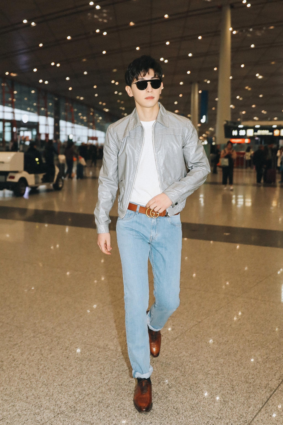 组图:邓伦戴墨镜魅力有型 简约舒适时尚阳光帅