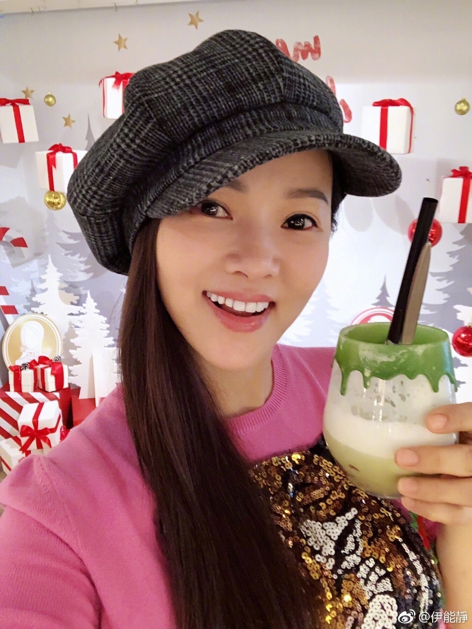 伊能静与闺蜜聚会吃下午茶 肌肤娇嫩俏皮可爱