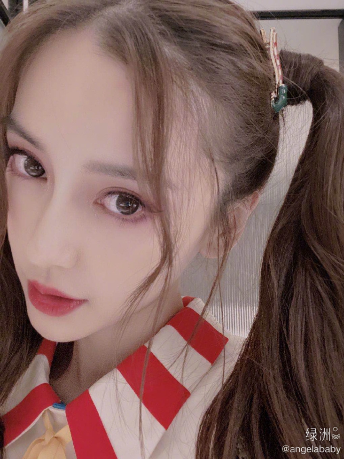 组图:十八岁少女!angelababy绿洲晒自拍 梳双马尾娇俏可爱