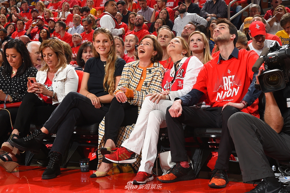 "龙妈"看nba被打完整头衔 开心举手机拍照笑成八字眉